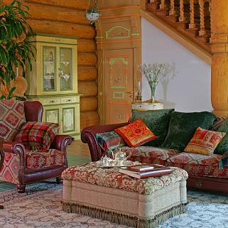 Интерьер гостиной русского, рубленого дома