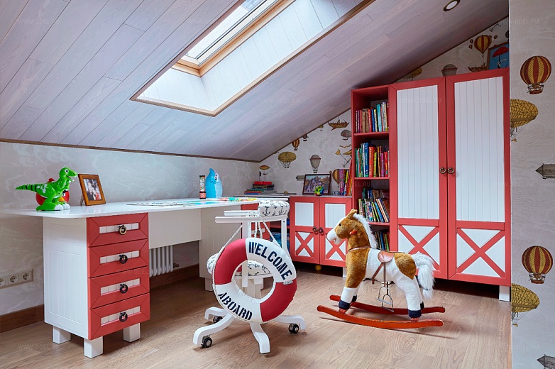 Дизайн детской комнаты на мансардном этаже таунхауса (письменный стол)