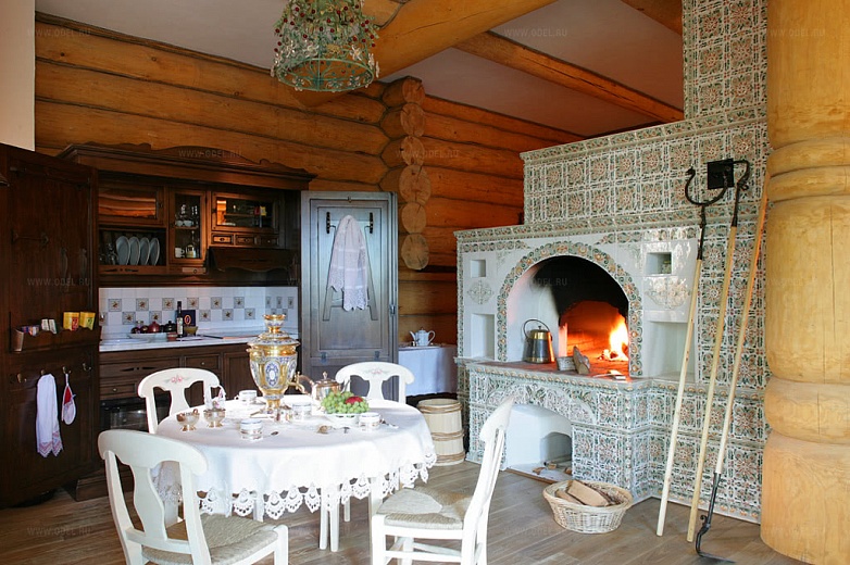 Интерьер деревянного русского дома в традиционном стиле