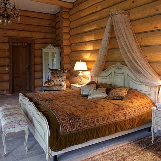 Спальная комната деревянного русского дома
