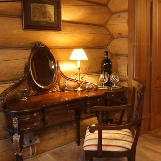 Кабинет в деревянном, рубленом доме
