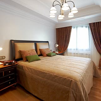 Интерьер гостевой спальни, кровать, тумбочки с освещением