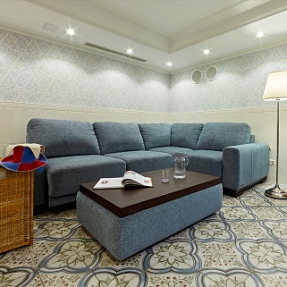 Раскладной диван с электроприводом в комнате отдыха сауны