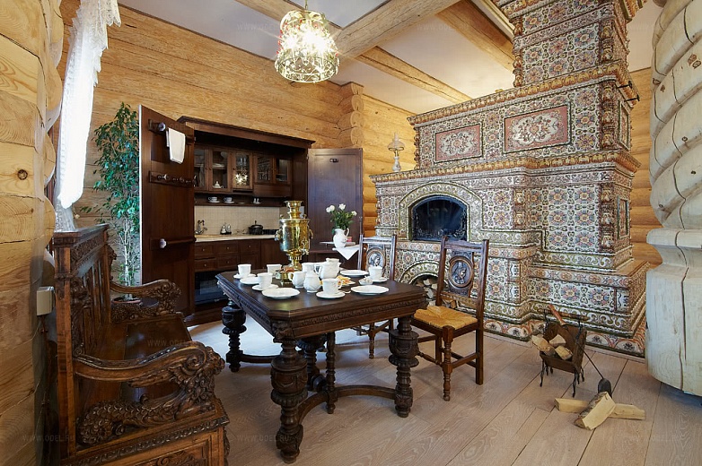 Кухня в рубленом доме в русском стиле