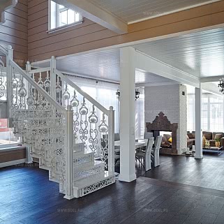 Чугунная лестница в интерьере гостиной