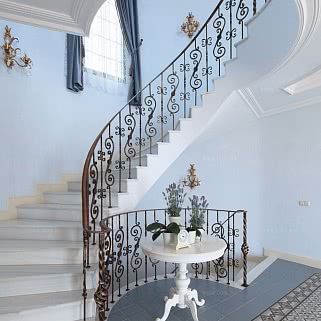 Винтовая кованая лестница с мраморными ступенями