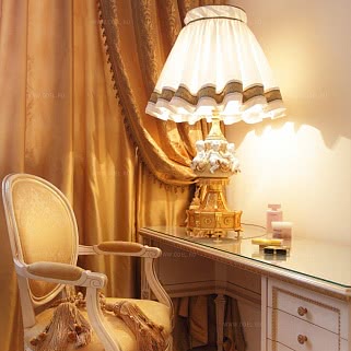 Письменный стол с настольной лампой