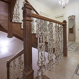 Деревянная лестница с литыми балясинами 