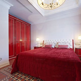 Интерьер спальной комнаты в красных тонах